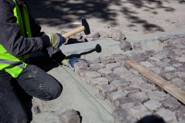 Yol onarımları, eski kaldırımlardan yapılmış yeni bir kaldırım.