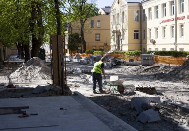 Yol onarımları, eski kaldırımlardan yapılmış yeni bir kaldırım.