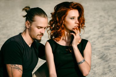 Kum plaj, günbatımı üzerinde zarif Çift