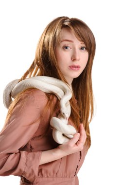 Çiller ve albino Beyaz yılan ile izole şehvetli kırmızı kadın