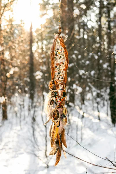 Handgemachter bunter Traumfänger im verschneiten Wald — Stockfoto