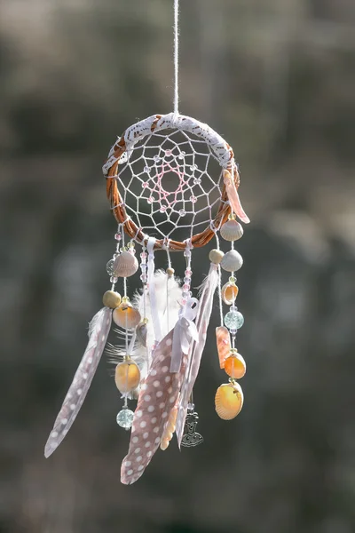 Handmade apanhador de sonhos nativo americano no fundo de rochas um — Fotografia de Stock