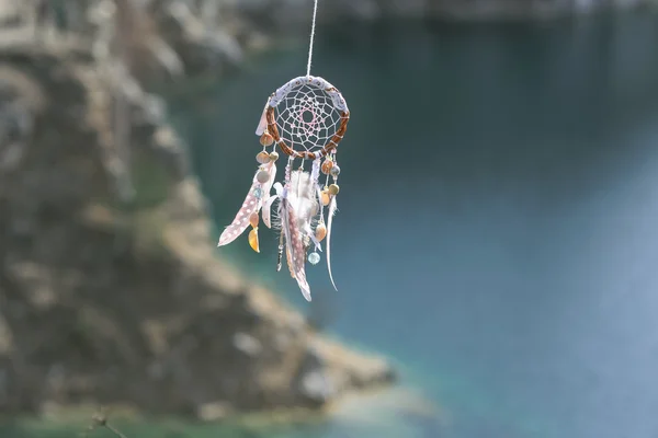 Acchiappasogni nativi americani fatti a mano su sfondo di rocce e — Foto Stock