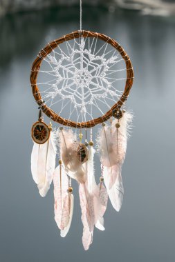 El yapımı Amerikan rüya yakalayıcı taş zemin üzerine bir