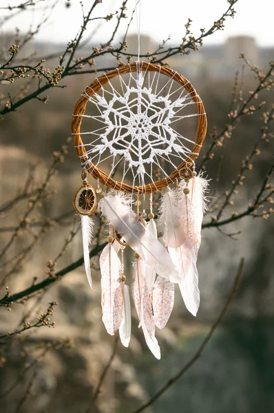 Ręcznie wykonane native american dream catcher na tle skał — Zdjęcie stockowe