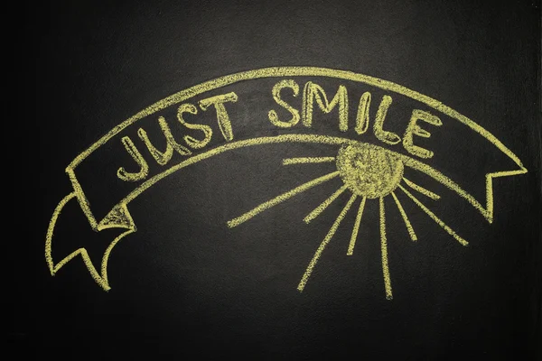 Απλά χαμόγελο με κορδέλα πανό, γραμμένο με κιμωλία σε ένα blackboar — Φωτογραφία Αρχείου