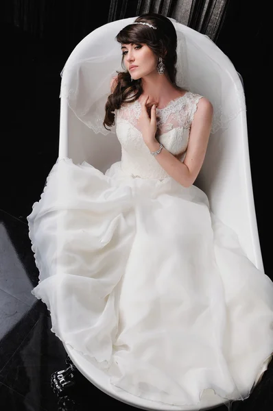 Retrato de bela noiva deitada em uma banheira. Vestido de noiva. W — Fotografia de Stock