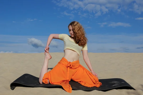 Młoda Ruda kobieta praktykowania jogi na plaży — Zdjęcie stockowe