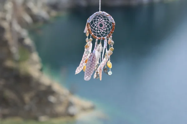 Handmade apanhador de sonhos nativo americano no fundo de rochas um — Fotografia de Stock
