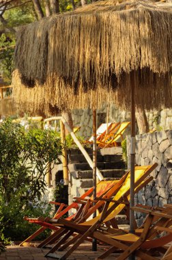 Şezlong ve saman şemsiye İtalya