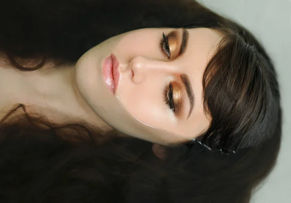 Islak siyah saçlı güzel genç seksi kız — Stok fotoğraf