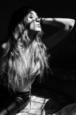 Siyah ve beyaz fotoğraf olan lon çekici şehvetli genç kadın