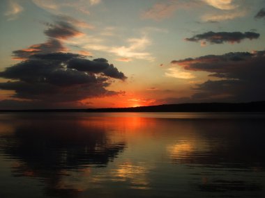 Nehirde gün batımı