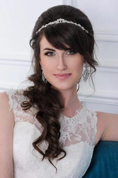 Portret van mooie bruid. Trouwjurk. Bruiloft accessoires — Stockfoto