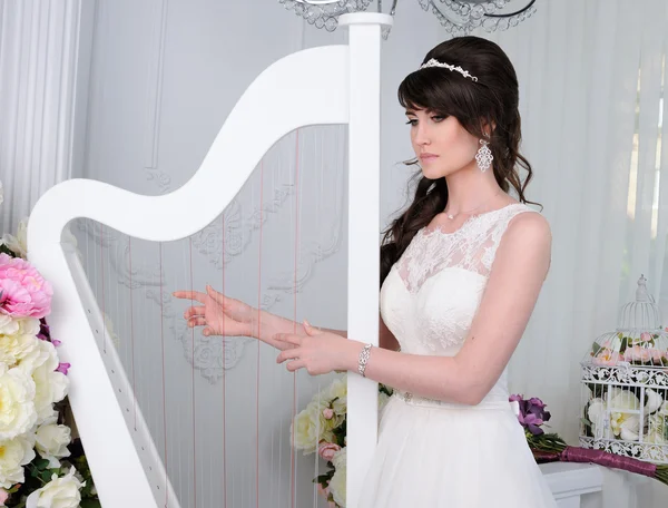 Retrato de noiva bonita com harpa. Vestido de noiva. Casamento ac — Fotografia de Stock