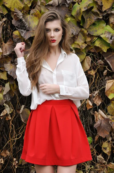 Piękna młoda dziewczyna w czerwieni — Zdjęcie stockowe