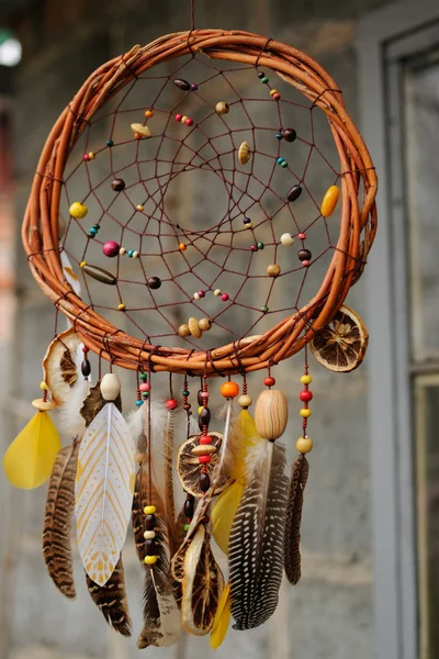 Ręcznie dream catcher na ścianie w tle — Zdjęcie stockowe