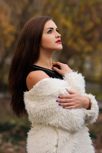 Utomhus porträtt av vacker ung kvinna med stora ögon och röd — Stockfoto