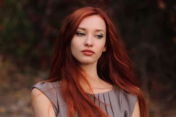 美丽的年轻女子，红头发的户外肖像 — 图库照片