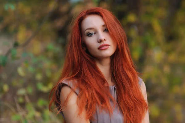 美丽的年轻女子，红头发的户外肖像 — 图库照片
