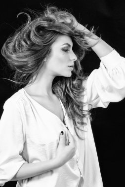 İpek TH hassas duygusal kadın fotoğrafı siyah-beyaz