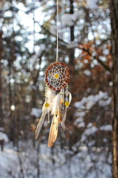 Atrapador de sueños colorido hecho a mano en el bosque nevado — Foto de Stock