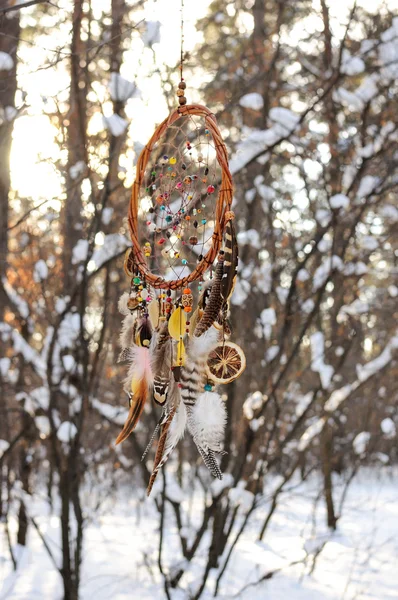 Atrapador de sueños colorido hecho a mano en el bosque nevado — Foto de Stock