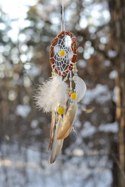 Atrapador de sueños colorido hecho a mano en el bosque nevado — Foto de Stock