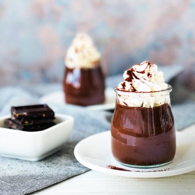 Kremalı çikolatalı mus.