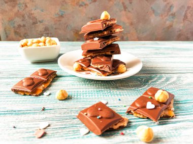 Beyaz tabakta fındıklı çikolata kulesi