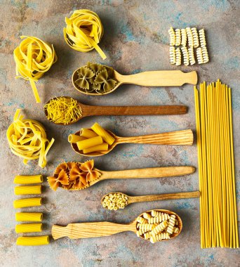 Masada bir sürü güzel makarna var.