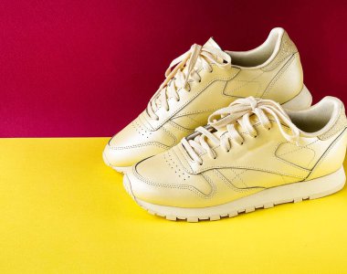 Sarı arka planda komik sarı spor ayakkabılar