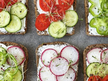 Gri masada sebzeli vejetaryen sandviçler.