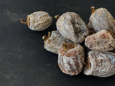 Siyah betonda kurutulmuş hurma.