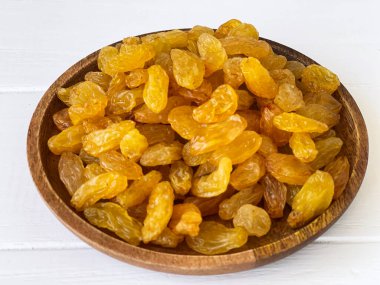 Hafif kurutulmuş kuru üzümler tabakta