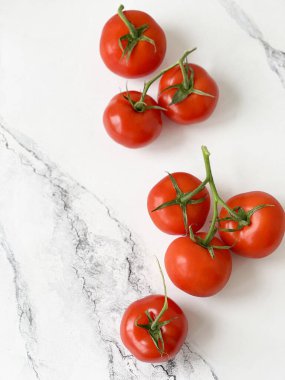 Hafif arka planda bir dalda domatesler