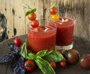 Parmesanlı ve fesleğenli bardakta nefis bir gazpacho.