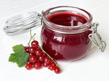 Masadaki kavanozda frenk üzümü reçeli