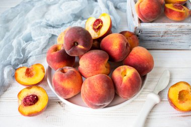 Tahta bir masada olgun şeftaliler