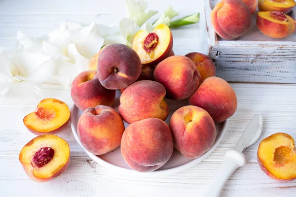 Sweet Ripe Peaches Wooden Table — Stock Photo, Image