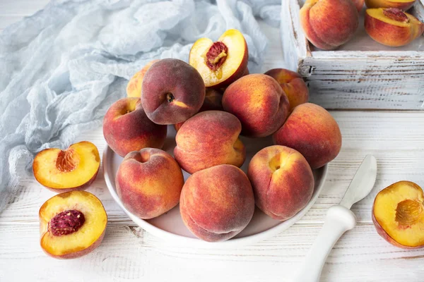 Sweet Ripe Peaches Wooden Table — Stock Photo, Image