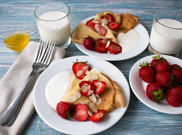 Tortitas Desayuno Con Fresas Almendras Crema Agria Miel — Foto de Stock