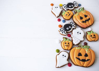 Cadılar bayramı için beyaz masadaki çocuklar için zencefilli kurabiye.