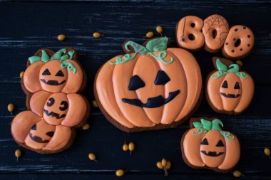 Cadılar bayramı meyveleri ve dikenleri için zencefilli kurabiye siyah bir masada çocuklara ikram edilir.