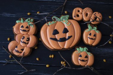 Cadılar bayramı meyveleri ve dikenleri için zencefilli kurabiye siyah bir masada çocuklara ikram edilir.