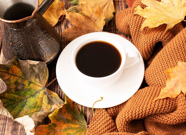 Sonbahar havasında kahve, beyaz fincan, Türk, sıcak kazak ve yapraklar.