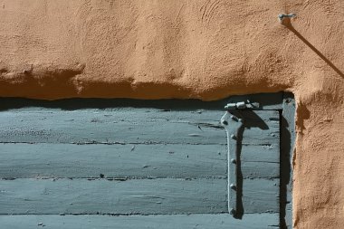 yeşil windows içinde bir kum renkli duvar çekim