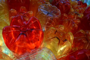 güneş ışığı kırmızı sarı açık plast şişelerde