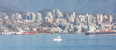 Richmond şehrinin arka planında kalkış yapan bir liman uçağının güzel manzara manzarası, BC / Kanada-30 Ekim 2020. Panorama, sokak manzarası, seyahat fotoğrafları..
