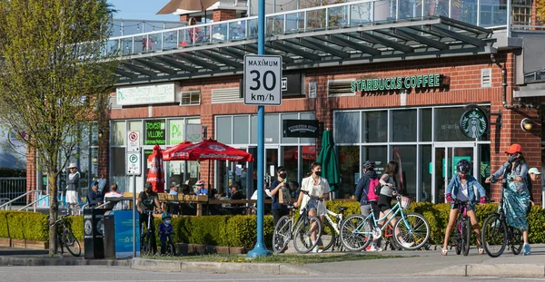 Straßenansicht Der Menschen Mit Gesichtsmasken Die Auf Dem Bürgersteig Der — Stockfoto